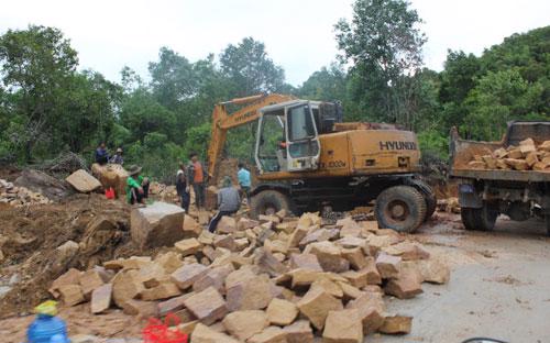 Công nhân đang xây dựng con đường xuyên qua rừng phòng hộ vào các dự án du lịch ở Bãi Sao, Phú Quốc - Ảnh: Tuổi trẻ.<br>