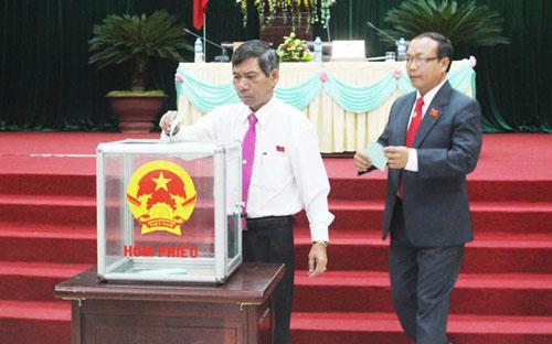 Các đại biểu Hội đồng Nhân dân Gia Lai bầu Chủ tịch UBND tỉnh.<br>