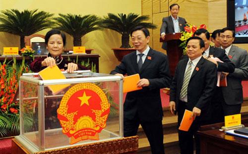 Các đại biểu Hội đồng Nhân dân thành phố Hà Nội bỏ phiếu tín nhiệm sáng 3/12.<br>