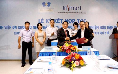 Lãnh đạo Bệnh viện Đa khoa Hà Thành và lãnh đạo Công ty Insmart ký hợp đồng hợp tác ngày 29/7.<br>