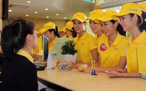 Các thí sinh Hoa hậu Hoàn vũ Việt Nam 2015 đang được tư vấn về các sản phẩm, dịch vụ tại Nam A Bank.