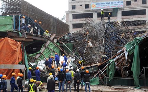 Hàng trăm tấn bê tông, sắt thép đã đổ sập xuống đường trong khi các công nhân đang thi công tuyến đường sắt trên cao Cát Linh - Hà Đông rạng sáng 28/12.<br>