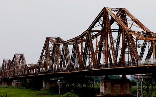 Cầu Long Biên được xây dựng và đưa vào sử dụng từ những năm đầu của thế kỷ 19.<br>
