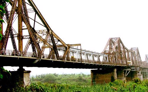Phương án xây dựng một cầu đường sắt vượt sông Hồng tại vị trí cầu Long Biên đã được Thủ tướng phê duyệt từ năm 2011.<br>