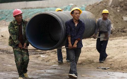 Công nhân làm việc trên một công trường xây dựng ở Trung Quốc tháng 3/2015 - Ảnh: Reuters.<br>