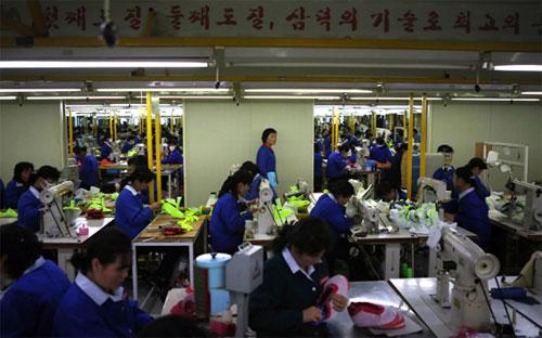 Công nhân Triều Tiên làm việc trong một nhà máy ở Kaesong - Ảnh: RFA.<br>