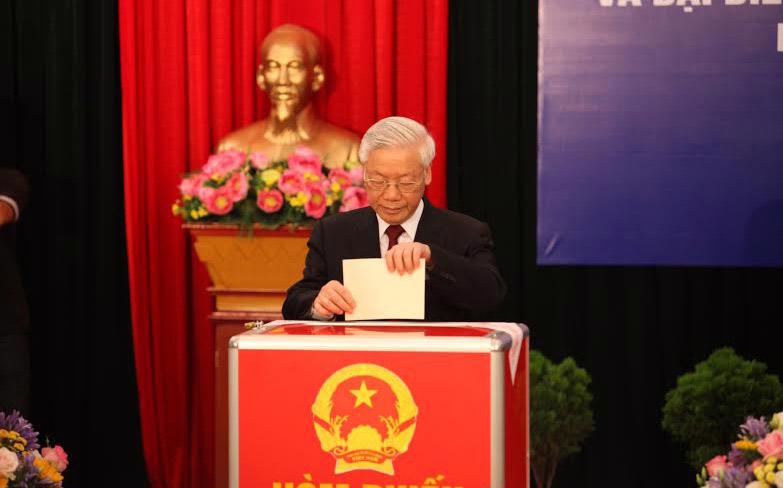 Tổng bí thư Nguyễn Phú Trọng bỏ phiếu tại khu vực bầu cử số 3 phường Nguyễn Du (Hai Bà Trưng - Hà Nội).
