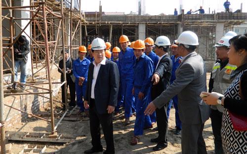 Bộ trưởng Trịnh Đình Dũng kiểm tra việc thi công tại dự án nhà thu nhập thấp Tây Mỗ của Viglacer ngày 23/1.<br>