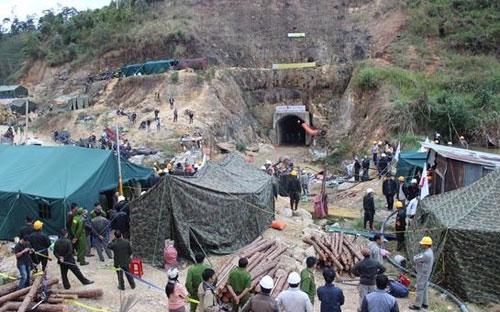 Vụ sập hầm thuỷ điện Đạ Dâng đã khiến 12 công nhân mắc kẹt trong hầm 3 ngày.<br>