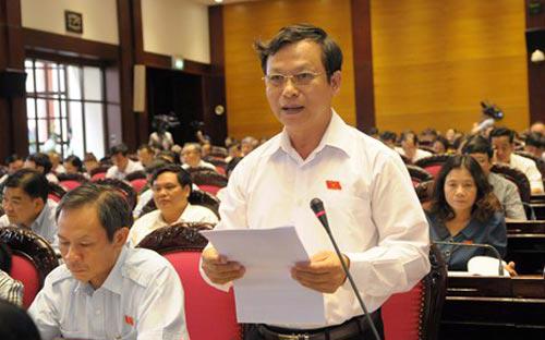 Đồng tình để kỳ sau sửa cho chắc chắn hơn, đại biểu Bùi Mạnh Hùng (Bình Phước) nói ông không đồng ý với cách sửa theo dự thảo trình Quốc hội tại kỳ họp này.<br>