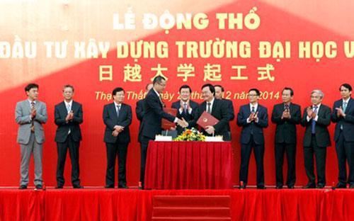Chủ tịch nước Trương Tấn Sang cùng các bên liên quan tại lễ động thổ Đại học Việt - Nhật, chiều 20/12.<br>
