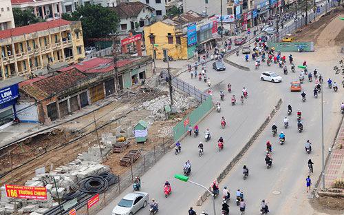 Thành phố Hà Nội đã từng có báo cáo cho biết, việc uốn cong dự án mở rộng đường Trường Chinh là theo ý kiến của Bộ Quốc phòng.<br>