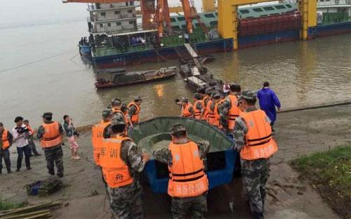 Lực lượng cứu hộ thực hiện công tác tìm kiếm các nạn nhân trong vụ chìm tàu trên sông Dương Tử ở Trung Quốc sáng ngày 2/6 - Ảnh: Reuters.<br>