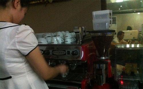 Nhân viên phục vụ trong quán cà phê Gold Cup ở Bình Nhưỡng - Ảnh: Choson Exchange.<br>