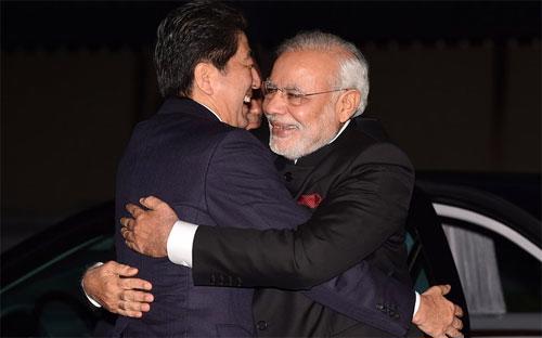 Thủ tướng Nhật Shinzo Abe (trái) đón Thủ tướng Ấn Neranda Modi bằng một cái ôm ở Kyoto hôm Chủ nhật vừa rồi - Ảnh: AFP/Getty/WSJ.<br>