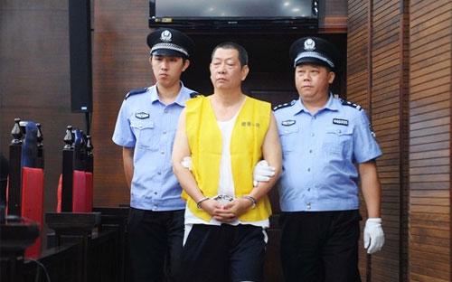Cai Bin (giữa), một cựu quan chức Quảng Châu, bị kết tội nhận hối lộ năm 2013. Theo các 
nhà điều tra, Cai và gia đình ông này sở hữu hơn 20 căn nhà - Ảnh: AP.<br>