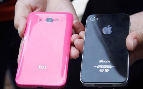 Một chiếc smartphone "made in China" (trái) và một chiếc iPhone của Apple. Trung Quốc đang có tham vọng ra mắt một hệ điều hành mới để thay thế các hệ điều hành nước ngoài.<br>
