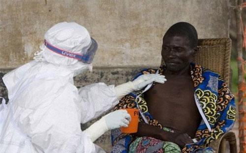 Theo các chuyên gia y tế, các triệu chứng của Ebola bao gồm sốt cao, đau
 cơ, buồn nôn, tiêu chảy, thậm chí là suy nội tạng và chảy máu không thể
 cầm.