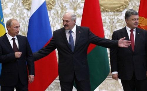 Tổng thống Nga Vladimir Putin (trái), Tổng thống Belarus Alexander Lukashenko (giữa), và Tổng thống Ukraine Petro Poroshenko trong cuộc gặp ở Minsk ngày 26/8 - Ảnh: Reuters.<br>