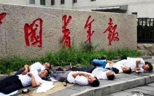 Một bức ảnh về vụ tự tử được đăng trên mạng xã hội Weibo - Ảnh: Bưu điện Hoa Nam buổi sáng.<br>
