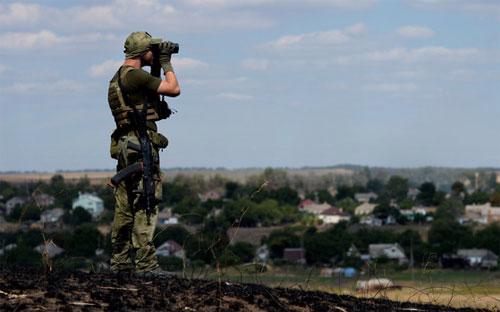 Một binh sỹ chính phủ Ukriane đang đứng gác ở Mariupol hôm 30/8 - Ảnh: AFP/Getty/Bloomberg.<br>