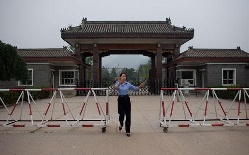 Cổng vào nhà tù Tần Thành - Ảnh: AFP/Getty/Bloomberg.<br>