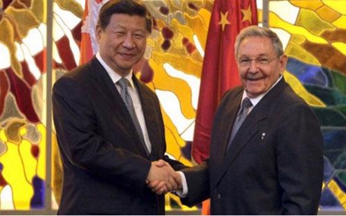 Ông Tập Cận Bình (trái) gặp Chủ tịch Cuba Raul Castro ngày 22/3 - Ảnh: Reuters.<br>