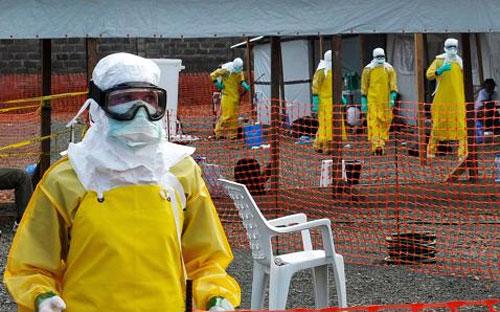 Nhân viên y tế trong một khu vực cách ly bệnh nhân Ebola ở Liberia - Ảnh: Reuters.<br>