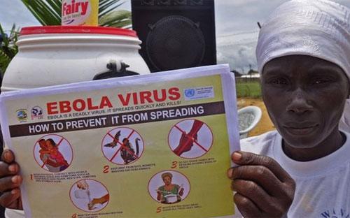 Trái với những lời đồn thổi, virus Ebola không tồn tại được trong không 
khí. Loại virus này lây truyền từ động vật sang người hoặc từ người sang
 người thông qua tiếp xúc với dịch tiết cơ thể như mồ hôi, máu… - Ảnh: AP.<br>