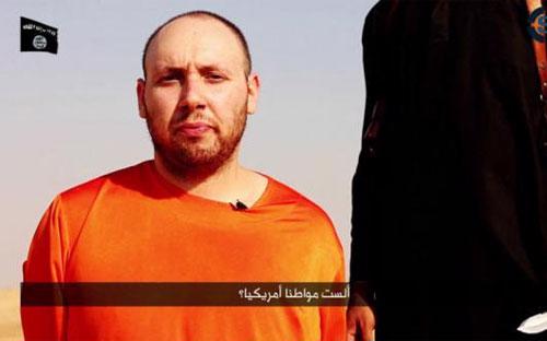 Nhà báo Mỹ Steven Sotloff trong đoạn băng về vụ hành quyết vừa được Nhà nước Hồi giáo công bố - Ảnh: Reuters.<br>
