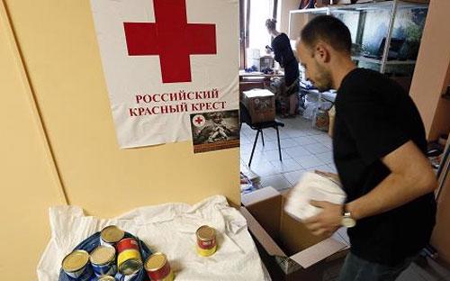Nhân viên trong một công ty tư nhân nhỏ ở Krasnoyarsk, Ukraine đang phân loại hàng hóa để gửi tới hỗ trợ nạn nhân của cuộc xung đột ở miền Đông nước này hôm 3/7 - Ảnh: Reuters.<br>
