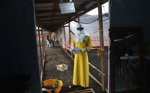Một bác sỹ thuộc tổ chức Bác sỹ không biên giới làm việc trong một khu vực có nguy cơ Ebola cao ở Liberia - Ảnh: Bloomberg/Getty.<br>