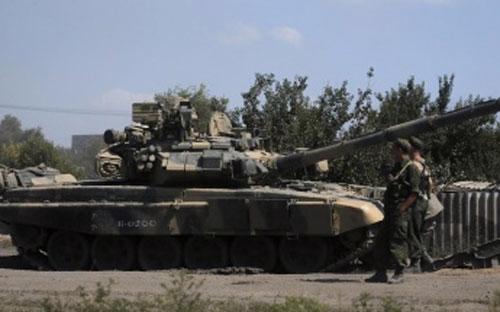 Lính Nga bên xe tăng ở Kamensk-Shakhtinsky thuộc Rostov, gần biên giới Ukraine hôm 23/8 - Ảnh: Reuters.<br>