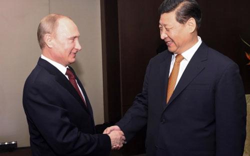 Tổng thống Nga Vladimir Putin (trái) và Chủ tịch Trung Quốc Tập Cận Bình gặp mặt ở Fortaleza, Brazil - Ảnh: Tân hoa xã.<br>