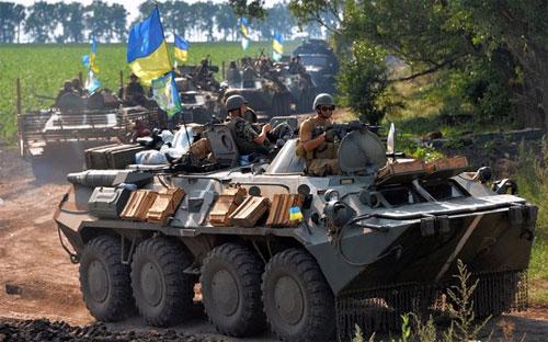 Quân Chính phủ Ukraine trong một cuộc hành quân ở Slovyansk ngày 11/6 - Ảnh: AFP/Getty.<br>