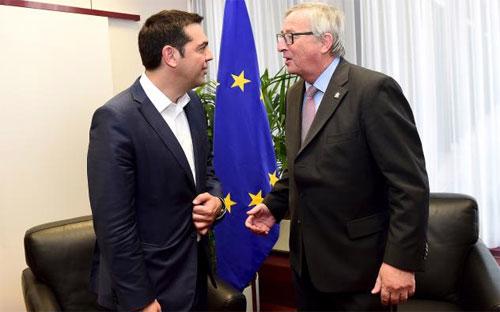 Thủ tướng Hy Lạp Alexi Tsipras (trái) gặp Chủ tịch Ủy ban châu Âu (EC) Jean-Claude Juncker ở Brussels, Bỉ ngày 11/6 - Ảnh: Reuters.<br>