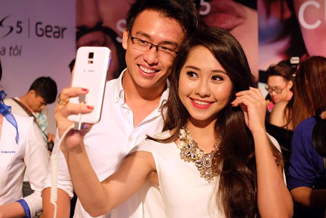 <font face="Arial, Verdana" size="2">Siêu phẩm&nbsp;Galaxy S5 sẽ chính thức được bán&nbsp;ra thị trường Việt Nam từ ngày 11/4 tới với giá tham khảo 15,9 triệu đồng - Ảnh Số hóa và Techrum.</font>