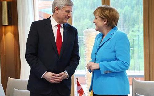 Thủ tướng Canada Stephen Harper (trái) và Thủ tướng Đức Angela Merkel tại hội nghị thượng đỉnh G-7 ngày 7/6 - Ảnh: CNBC/Getty.<br>