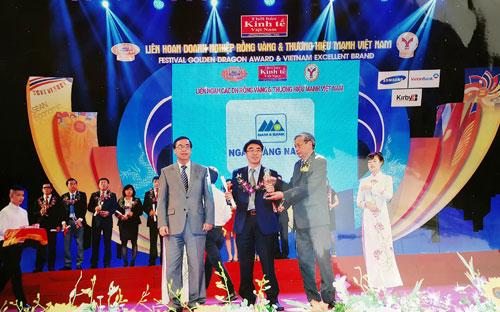 Ông Nguyễn Danh Thiết – Phó Tổng giám đốc Nam A Bank (đứng giữa) nhận giải.