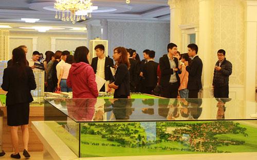 Đã có hơn 200 khách hàng đăng ký mua căn hộ FLC Complex 36 Phạm Hùng trong ngày mở bán đầu tiên.<br>