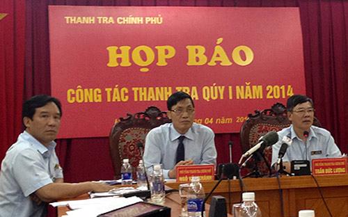Phó tổng Thanh tra Chính phủ Ngô Văn Khánh (bên trái), người đồng chủ trì cuộc họp báo sáng 11/4. Ông cũng là người được cho là có khối tài sản khá lớn so với thu nhập của một cán bộ Nhà nước.<br>