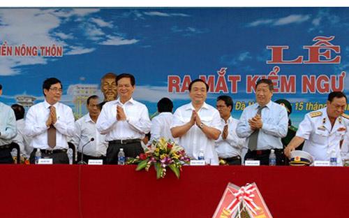 Thủ tướng Nguyễn Tấn Dũng cùng lãnh đạo Chính phủ, các bộ, ngành tại lễ ra mắt lực lượng kiểm ngư sáng 15/4 tại Đà Nẵng.<br>