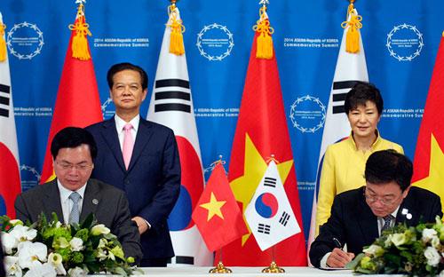 Thủ tướng Nguyễn Tấn Dũng và Tổng thống Hàn QuốcPark Geun-hye chứng kiến lễ ký thoả thuận kết thúc đàm phán FTA giữa hai Bộ trưởng của 2 nước.<br>