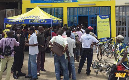 Khách hàng đến đăng ký sử dụng dịch vụ mạng di động&nbsp;Lumitel của Viettel tại Burundi.