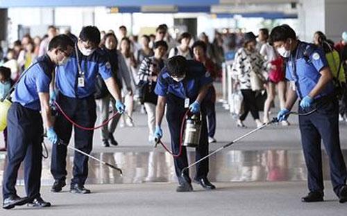 Nhân viên sân bay quốc tế Incheon của Hàn Quốc phun thuốc diệt khuẩn để phòng chống MERS ngày 3/6/2015 - Ảnh: WSJ/AP.<br>