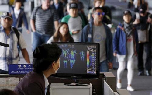 Màn hình kiểm tra thân nhiệt hành khách để phát hiện người nghi nhiễm MERS ở sân bay quốc tế Incheon, Hàn Quốc ngày 2/6/201 - Ảnh: Reuters. 