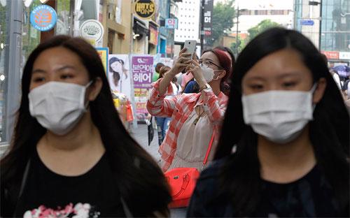 Sáng ngày 9/6, nhà chức trách Hàn Quốc công bố có thêm 8 người nhiễm MERS mới, nâng tổng số người nhiễm lên con số 95 - Ảnh: Bloomberg.<br>
