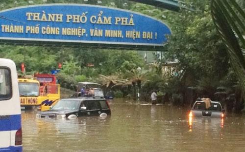 Nhiều thành phố, huyện, xã của Quảng Ninh đã ngập trong biển nước sau trận mưa lớn nhất trong vòng 40 năm qua.<br>