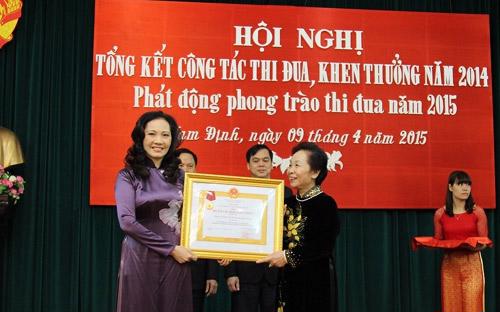 Phó chủ tịch nước Nguyễn Thị Doan trao Huân chương lao động hạng Ba cho Tập đoàn Nam Cường.<br>
