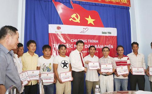 Phó chủ tịch Tập đoàn Nam Cường, ông Trần Oanh trao quà trong chương trình "Tiếp sức ngư dân bám biển".<br>